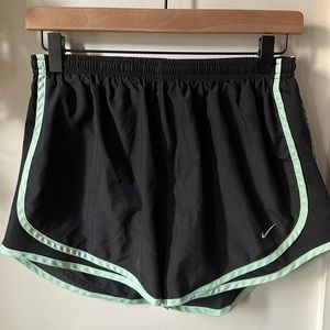 Nike women’s Tempo Running shorts size L